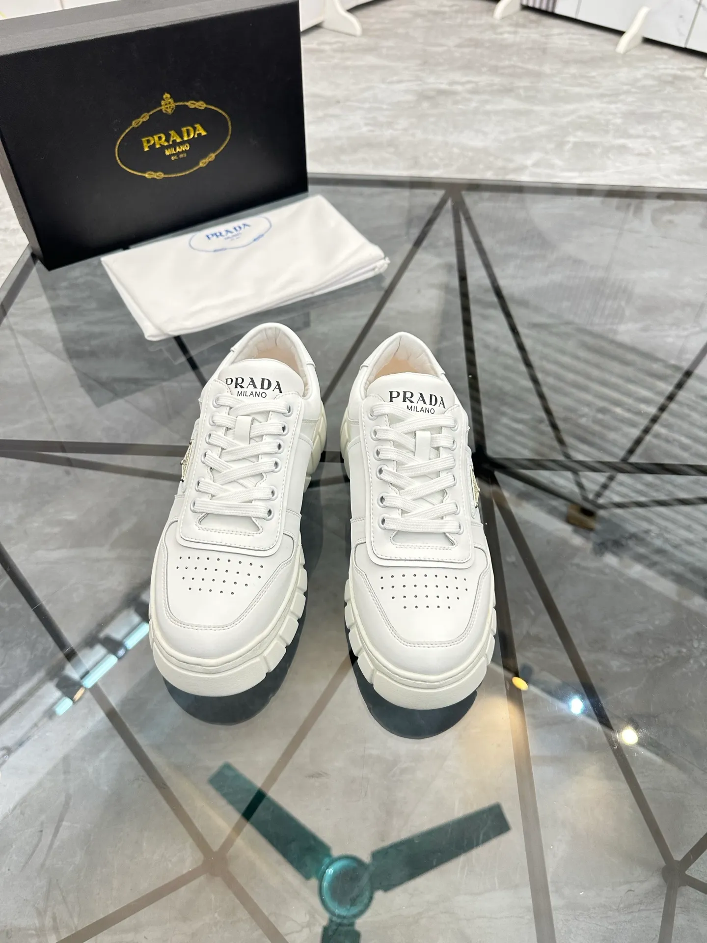 Men's shoes: 💰P420¥ Product trademark: Prada *"Prada*" low-top casual shoes Regular size: 38-44 (can be customized to 45) Product materials: imported cowhide upper, sheepskin lining, original outsole. Number: 020